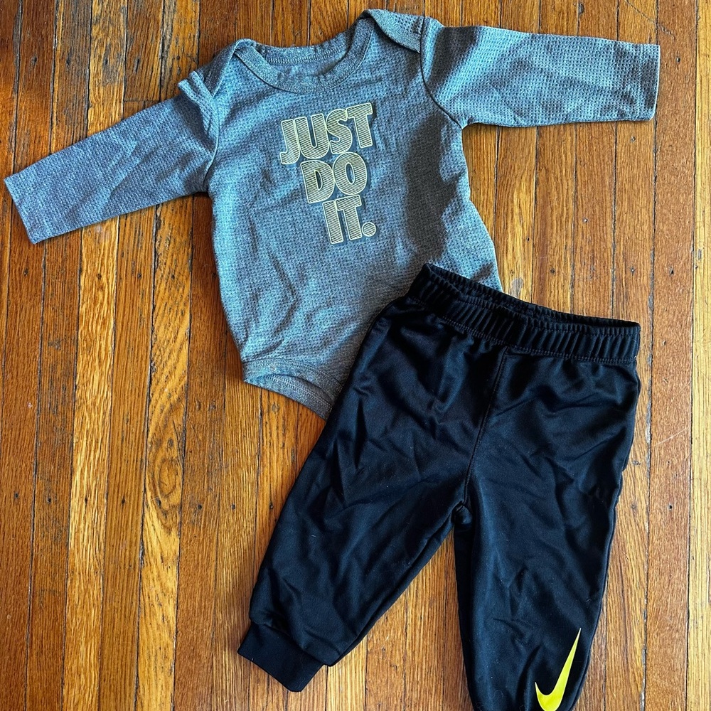 Baby boy Nike 2-Piece Dri-FIT Long Sleeve Bodysuit & Pants